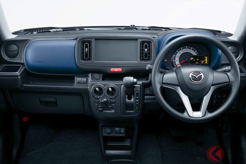 122 萬日圓！馬自達全新「輕型房車」引發熱烈反響！ 不少網友表示：「比最高級車型便宜約 40 萬日圓，配備卻很齊全，CP 值超高」、「每公升油能跑約 26 公里，日常代步非常適合」。 全新大改款設計的「Carol」最入門車型，也因此成為大家關注的焦點！