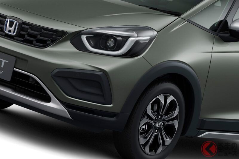 本田新款「FIT」引起熱烈迴響！ 許多網友表示「新色超時尚！」、「內裝的高級感太厲害了！」等等好評不斷！多樣化的車型選擇也很受歡迎，這款「時尚小型車」到底有哪些吸引人的特色呢？