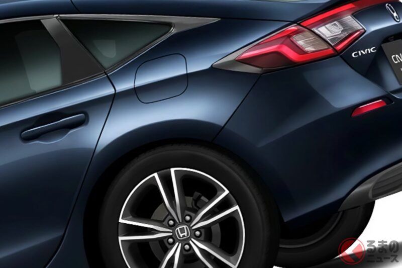 本田推出的新款「掀背車」超厲害！ 全長約4.5米，尺寸剛剛好，而且創下了最省油的「每公升跑超過24公里」紀錄！ 外觀採用黑色套件搭配豪華內裝，質感滿分！ 這輛經過耐久性提升的「Civic」最高級車型，到底有多強呢？