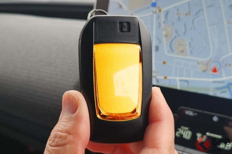 豐田車上出現的「神祕金色鑰匙」到底是什麼？ 外觀看起來很帥氣，但其實內藏著「守護生命的劃時代功能」！ 這個讓汽車安全機能再進化的秘密配件究竟是什麼？