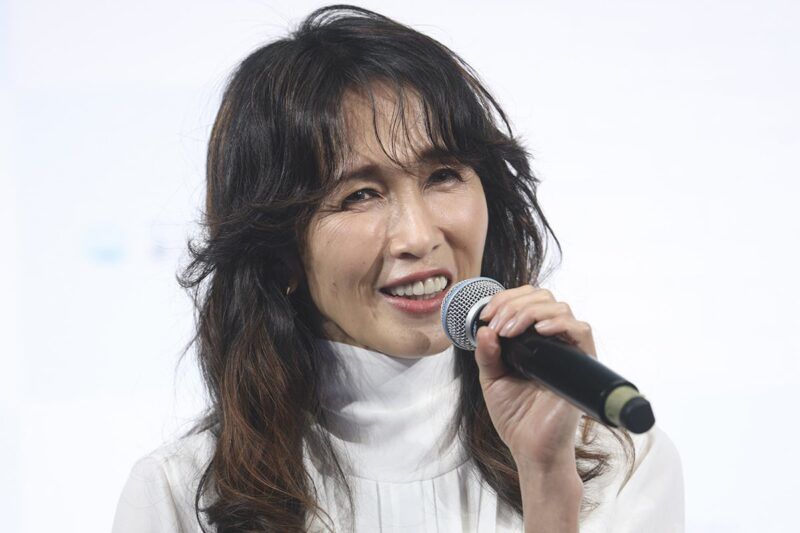 「工藤靜香」公開她的愛車——高級跑車！ 特製「紫色內裝」的「特別進口車」，究竟是什麼樣的車呢？