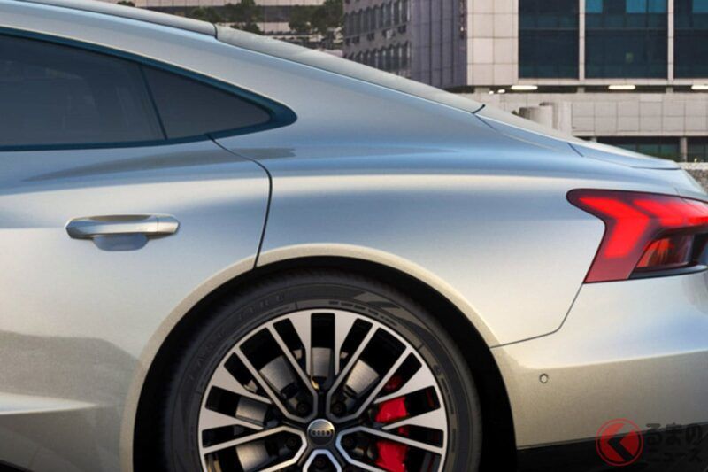 奧迪推出全新「4門轎跑」！ 配備四輪驅動系統，搭載「品牌史上最強」動力組合，並採用全新設計的超高速規格！ 流線型車身與「一字型頭燈」帥氣十足，全新進化的奧迪「e-tron GT」正式登場！