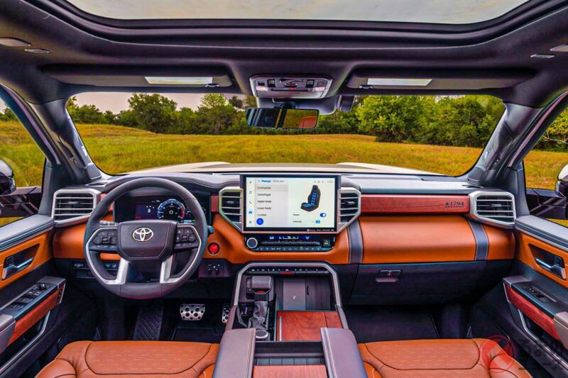 豐田推出全新「8人座SUV」！ 超過430匹馬力的高性能車款登場！ 方正造型×巨大車身超帥氣的「Sequoia」，美國市場的新款究竟長什麼樣呢￼￼￼