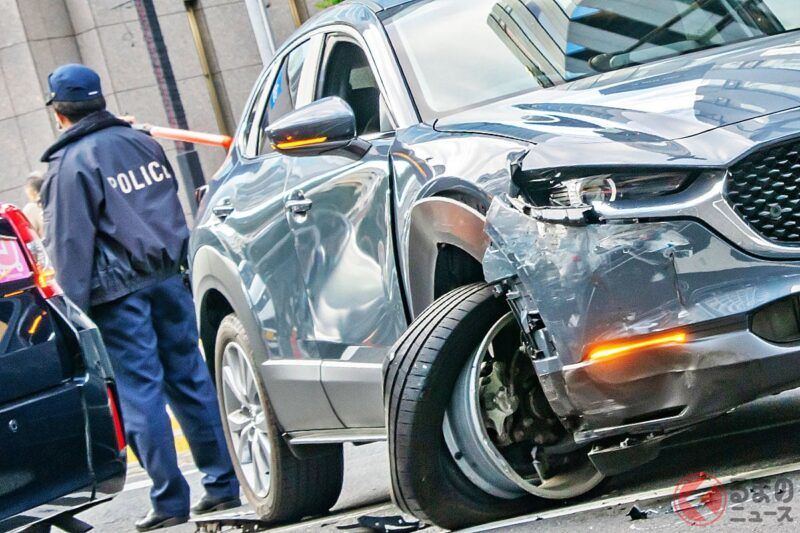 這次事件真讓人震驚！一名高齡駕駛在加油站「暴衝」，不僅撞倒了加油機，還造成有人受傷，現場一片混亂。 網路上也湧現出不少嚴厲的聲音，「該把駕照繳回了！」「更新駕照時應該加強管控！」等等。究竟事情的經過是怎麼樣的呢？