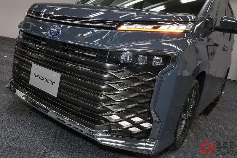 有如 Alphard 一般的氣場！？ 豐田「時尚感十足的迷你休旅車」即將改款？ 擁有超大前格柵的「Voxy」到底是一輛什麼樣的車？