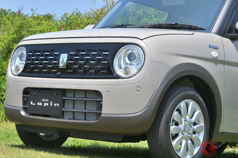 每公升能跑 27 公里！鈴木推出「全新輕型轎車」！ 採用圓形復古頭燈與閃亮的新格柵設計！還能選擇帶有運動感的「SS風格改裝」版本  最新款的 Lapin 究竟有哪些改變呢？