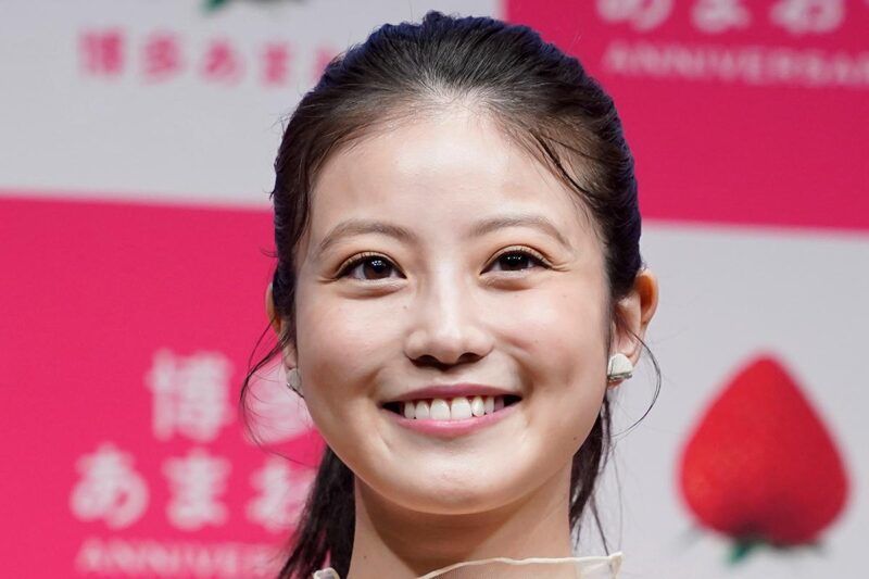 紅豆麵包女優今田美櫻和「超過5000萬日圓的超高級車」同框的畫面引發熱議！  她穿著大膽的豹紋洋裝「上班」時，身旁的「頂級豪華房車」也成為焦點，網友紛紛留言「氣場超強」、「魄力驚人」
