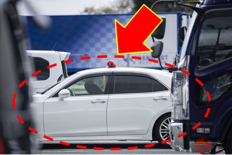 神出鬼沒！高速公路上的「便衣警車」要怎麼分辨？ 關鍵提示就是「藍色人影」和「開車方式」？  帶你看看怎麼辨認這些「隱藏版警車」的方法