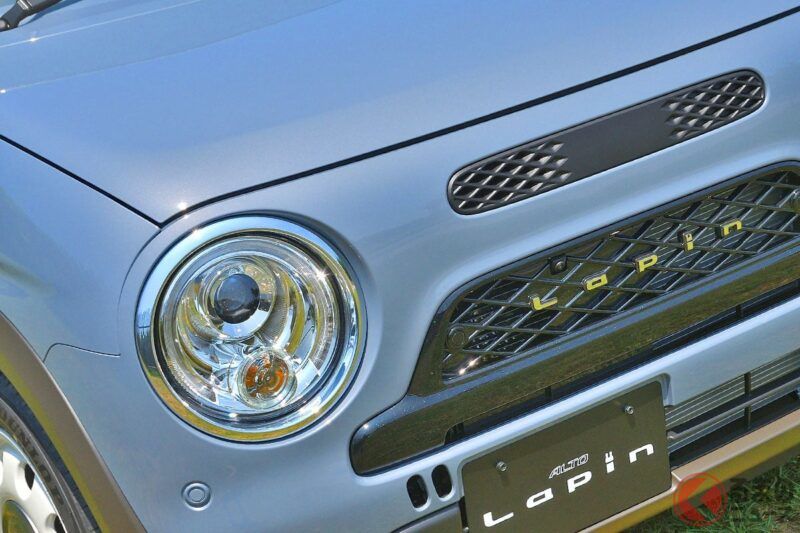 新車只要 151 萬日圓！ 鈴木推出「全新輕型房車」！ 超受女生喜愛的「圓燈復古車型」大進化！還有「每公升跑超過 27 公里」的省油運動版！ 這台「新 Lapin」究竟是什麼車？