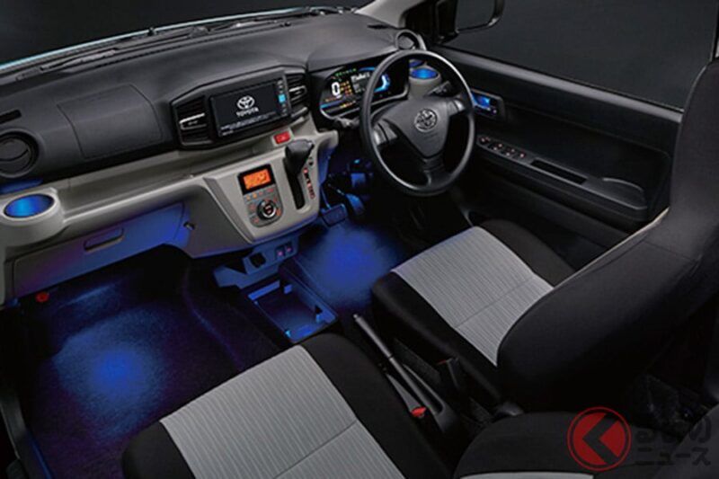 新車只要99萬日圓就能坐4個人！ 豐田「輕型房車」以簡單配備×低油耗打造超高CP值！ 內裝藍光氛圍燈超吸睛，「最新Pixis Epoch」引發關注！