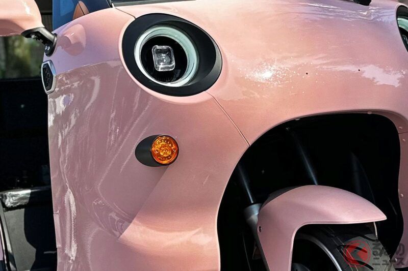 新車只要98萬日圓起！ 「三人座的車」引起大反響！  有人說「昭和復古感很讚！」、也有人說「根本是會跑的發電廠！」──各種聲音湧現！  這些就是針對EV Genesis「スリールオータ」的回應