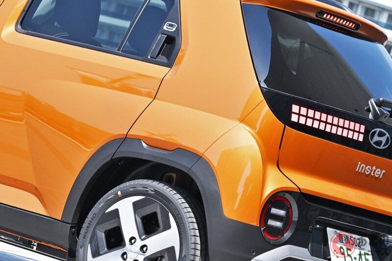 全新「小型 SUV」引發熱烈關注！ 全長約 3.8 公尺，尺寸就像 Toyota「ROOMY」一樣「剛剛好」！ 車內空間超寬敞，非常適合日本道路使用！ 而國產對手幾乎沒有的 Hyundai「INSTAR」，也相當厲害！