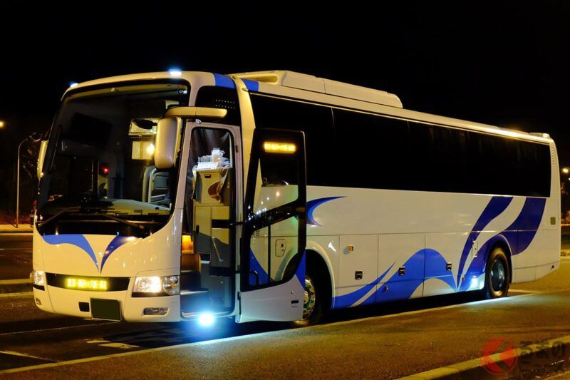 長途行駛的「高速巴士」上，為什麼會有一個「神秘小房間」？ 裡面到底是什麼樣子？為什麼乘客無法進入？ 這個「秘密空間」究竟是做什麼用的呢？