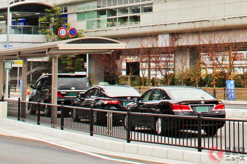 機場「非法白牌車」中國籍男子被捕！ 「取消居留資格！」「嚴加取締」的聲音湧現！ 搶走計程車與公車生意「無視法律、無許可營業」取締困難的原因