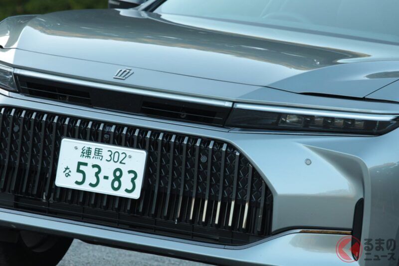 豐田的「Crown」到底是什麼樣的車？ 這台全長5公尺的「正統派」房車，睽違22年再度回歸「雙色塗裝」，而且還標配了「超超舒適配備」！ 自從誕生以來，70年來一直受到喜愛，它的魅力究竟在哪裡呢？￼￼￼