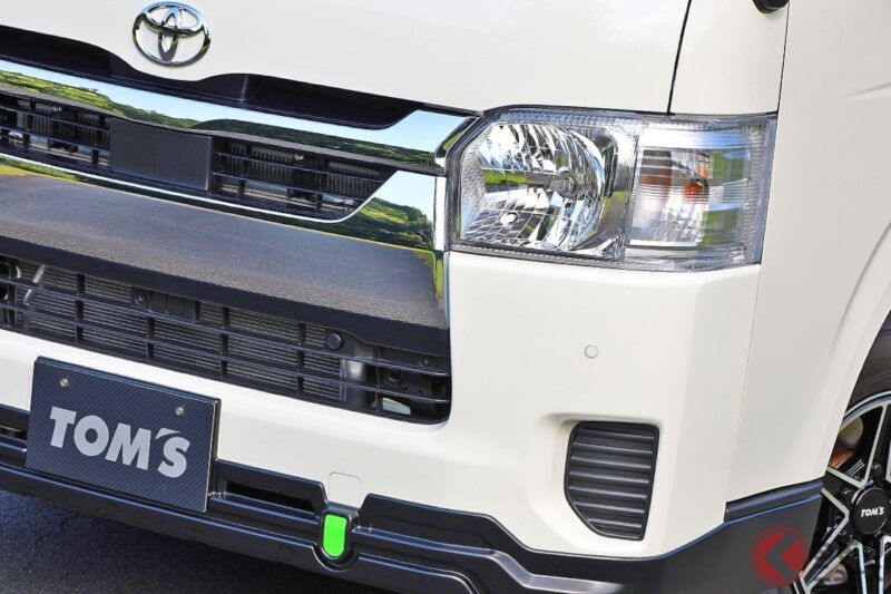 Toyota 「Hiace 超運動化規格」登場！？ 這款被稱為「商用廂型車之王」的車型，搭載了精悍的「全黑」尾翼與超強防護裝置！ TOM’S 將推出專用「造型套件」