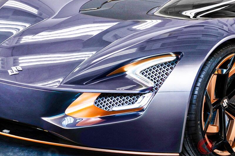 鈴木的「超跑!?」引發熱烈討論！ 沒想到竟是「前後雙座」的“微型”車型，網友還讚譽「真是典型的鈴木風格」！ 這款小型敞篷運動車結合了汽車與機車的元素，名為在義大利誕生的「Misano」，引來了滿滿的關注目光