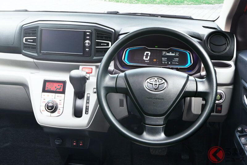 新車只要99萬日圓就能坐「4個人」！ 豐田這台「超便宜的轎車」超有吸引力！ 連「冷氣」、「免鑰匙」都有配備，這樣就很夠用了！ 超划算的「CP值最強車款」就是「Pixis Epoch」