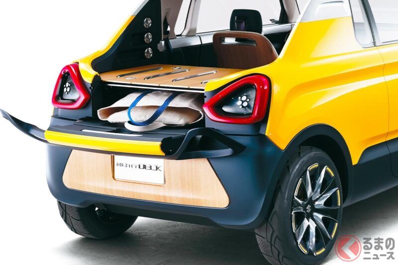 鈴木「下一代Mighty Boy!?」能乘坐4人的「輕型小貨車」，不只日常使用，拿來當作休閒玩車也超棒！ 還採用了可開啟車頂的「帆布頂篷」，這款創新的「Mighty Deck」到底是什麼車呢？￼￼￼