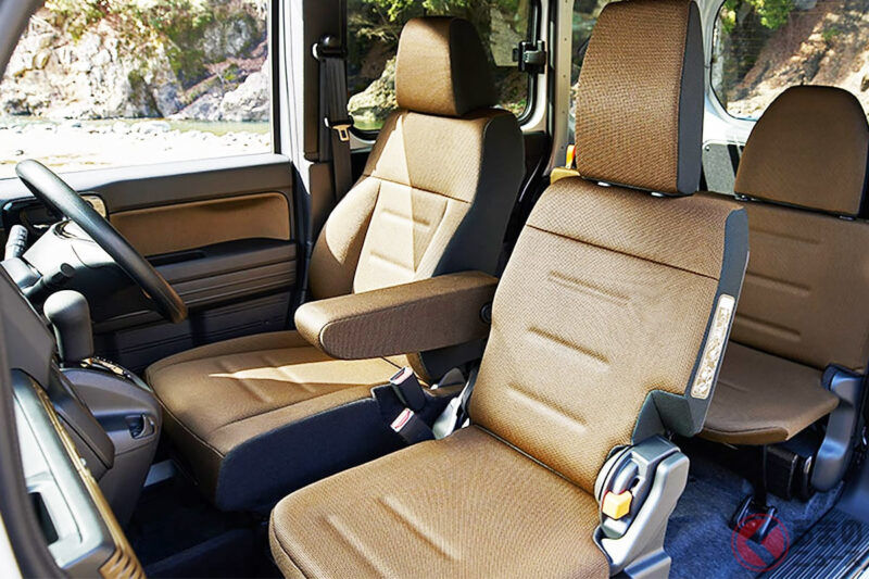 約 185 萬日圓起！Honda 最新「輕型廂型車」超厲害！採用專屬「黑色風格」外觀與「時尚內裝」！ 靈活多變的座椅設計可完全打平也是魅力！ 這款有著「圓潤復古臉」與 4WD 規格的「N-VAN」是什麼？