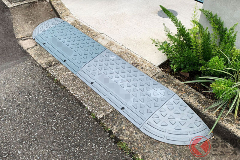 為什麼家門口前的「段差斜坡（停車用斜坡）」不行？  會違法的原因是什麼？有什麼安全的解決方法？  甚至還可能因為糾紛被告上法院……一起來解析其中的風險