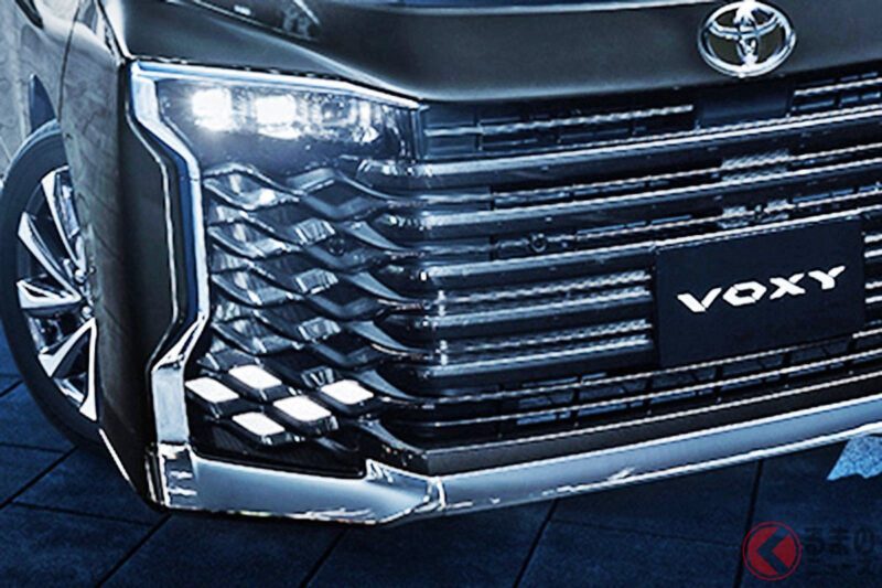 豐田發表「全新 VOXY」！ 車長 4.7 公尺的「剛剛好尺寸」，採用銳利的雙層頭燈造型！上市 3 年的「三排座小型廂式車經典款」再度進化，推出部分改良車型。