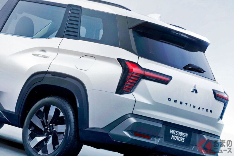 三菱「新型3列座SUV」大受矚目！ 全長4.7m承襲「Pajero的DNA」的「高質感車款」也具備惡路性能！新型「Destinator」於印尼登場 日本導入令人期待