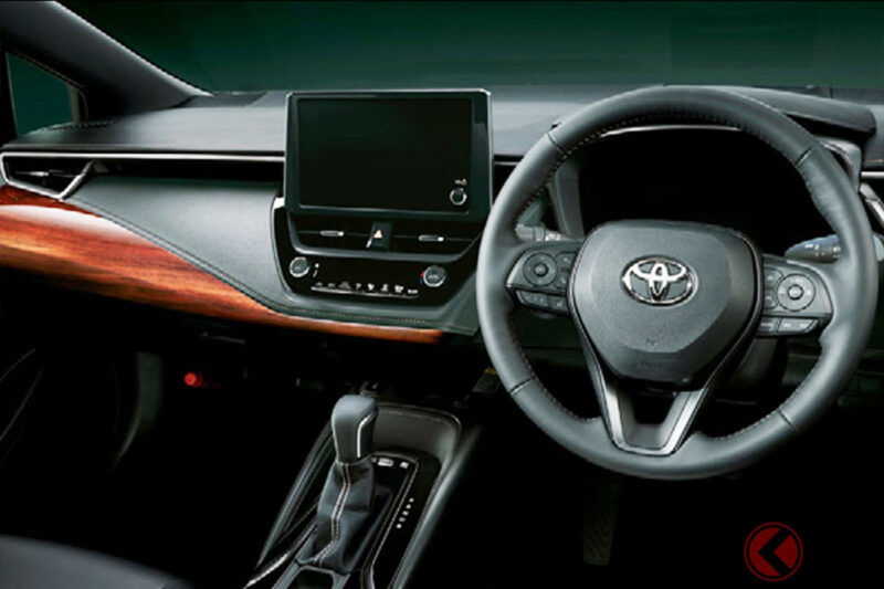 227萬日圓起！豐田最新「全長4.5m剛剛好的房車」引爆熱議！ 網友大讚「便宜卻有高級感、外觀很有面子」「帶有昭和氛圍讓人懷念」！復古感滿點的「Corolla」原廠套件成焦點！