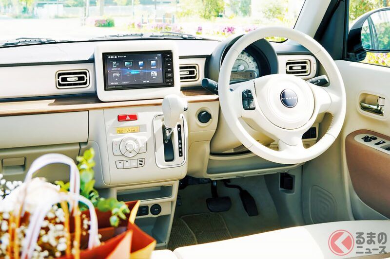 鈴木最新「4WD 輕型房車」引起關注！ 高質感的復古前臉搭配圓潤的車身，長度約 3.4 公尺，超好操控的尺寸！ 如果在頂級「Lapin」上選滿全套選配，總價會是多少呢？