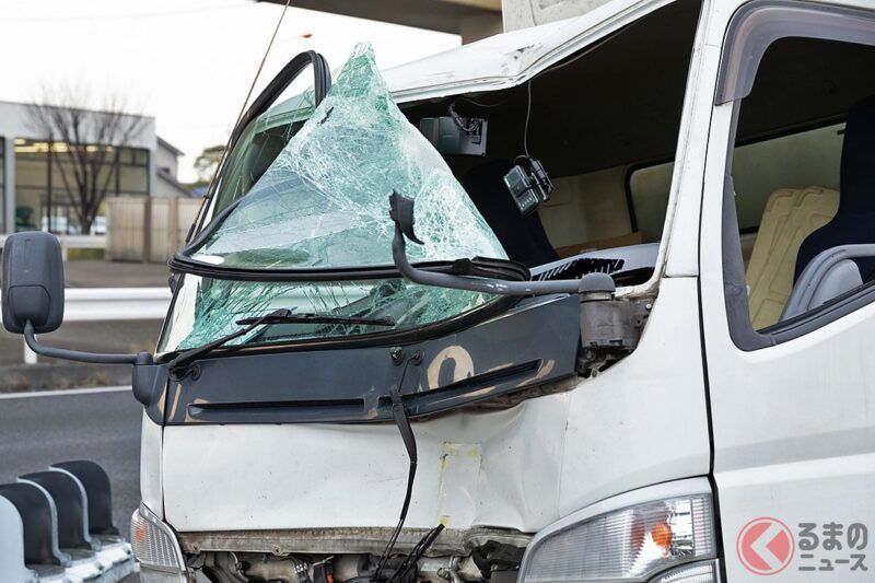 可怕！高速公路上卡車「無煞車猛撞大事故」瞬間公開！ 衝倒施工錐、衝向作業員，最後還追撞… NEXCO呼籲「請換車道！」提醒駕駛注意￼￼￼