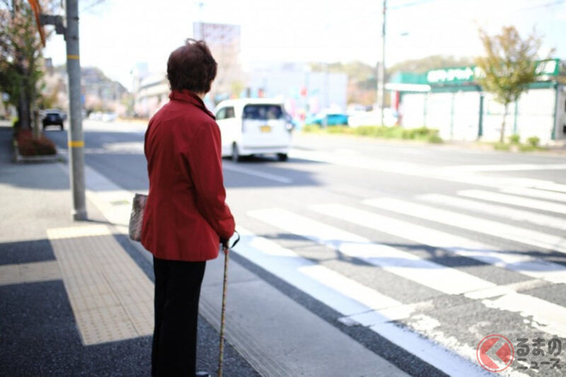 【該怎麼辦？】行人比手勢「請先過」時，車子能不能開？ 「無號誌斑馬線」要注意的意外陷阱是什麼？