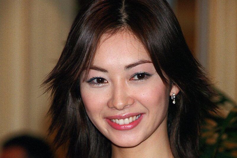 女演員「伊東美咲」與「平民派」小型車的「雙人同框照」公開！  大家讚嘆「又帥又可愛」的這台「馬自達車」到底是哪一款呢？