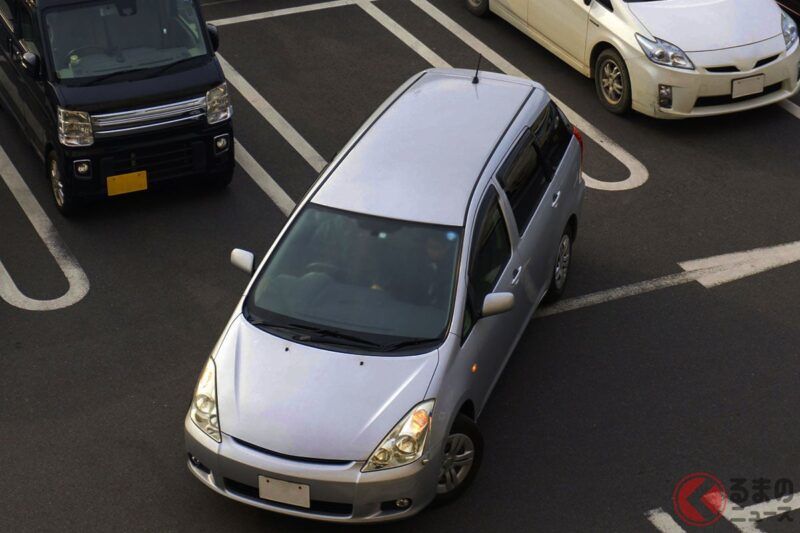 停車時開啟「警示燈」倒車……這到底是什麼意思？ 不開會違規嗎？駕駛之間的“默契行為”——「倒車警示燈」，法律上又是怎麼規定的呢？