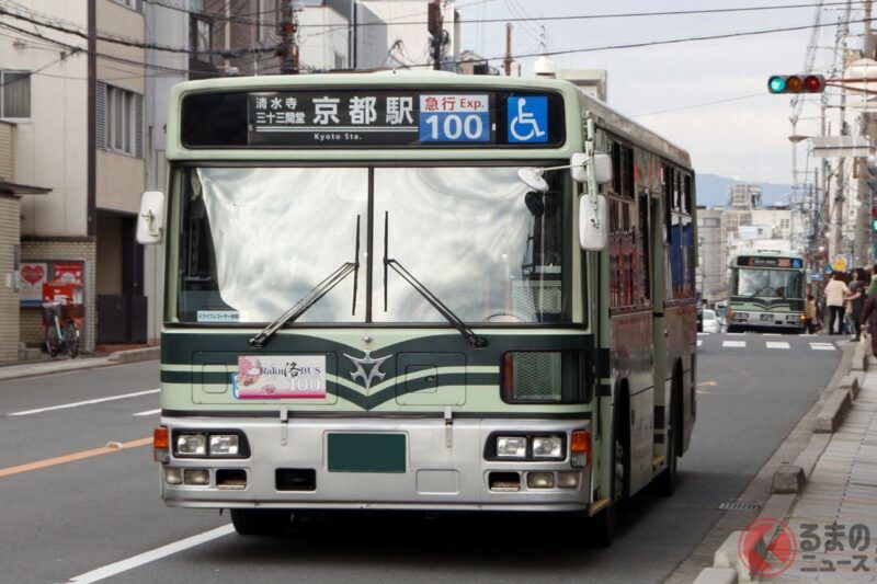市區公車緊急煞車導致女性摔倒骨折！ 造成緊急煞車的自行車，為何會因「肇事逃逸」事件被調查？ 前警察官來解析原因￼￼￼