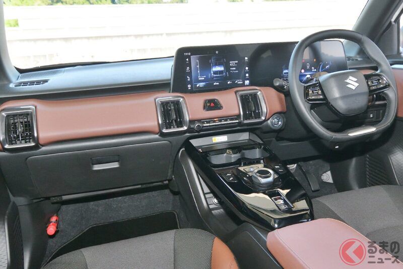 鈴木新款「小型 SUV」即將上市！ 其超美的高級內裝讓人驚豔，「在好意義上完全不像鈴木風格」也引發熱烈討論！ 新款「eVITARA」備受矚目！