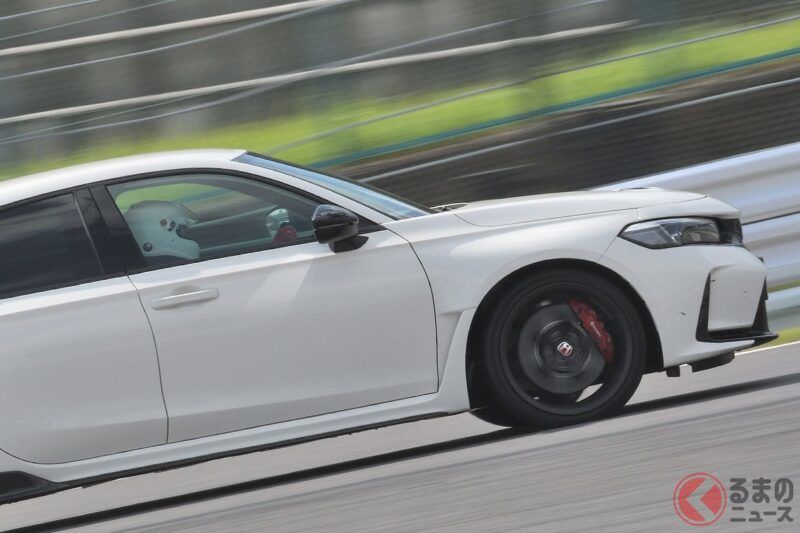 為什麼現在的車多半是「FF」？ 和「FR」有什麼不一樣？ 驅動輪在「前」或「後」，真的會改變駕駛的樂趣嗎？ 「操控感」跟「效率」哪個比較好？