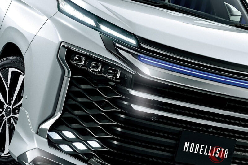 豐田「新款VOXY」發售！ 上下雙層鍍鉻「發光水箱護罩」＆超藍「車室氛圍燈」超帥！最適合家庭向MPV的「嶄新改裝」是什麼？