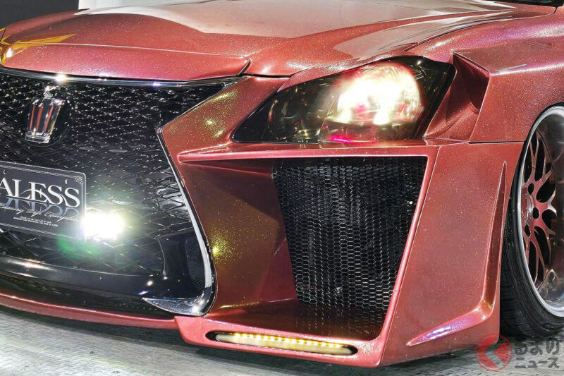 Toyota的「創新轎車」引人注目！ 搭載驚艷的前臉設計，鮮明的「洋紅粉色」車身與“紫色內裝”配置！ 配備震撼的四出排氣管 —— 這就是「Crown」獨一無二的客製化版本。