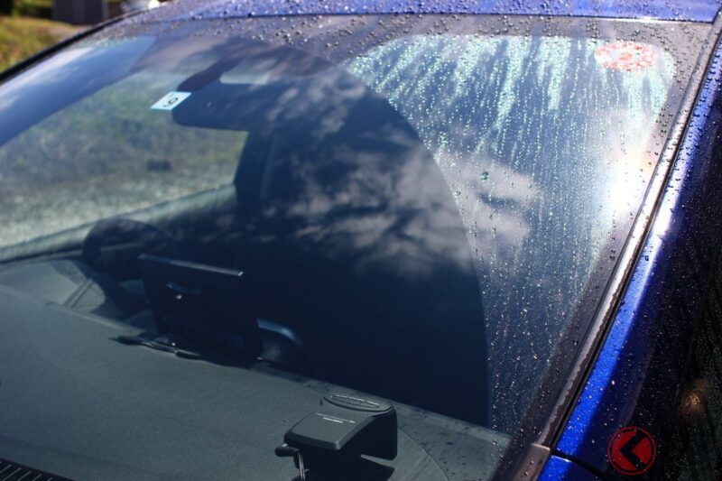 雨天對策其實「去油膜」比「鍍膜防水」更重要？  很多人意外不知道的正確清除方法！ 就算不斷上鍍膜，效果也可能完全沒用