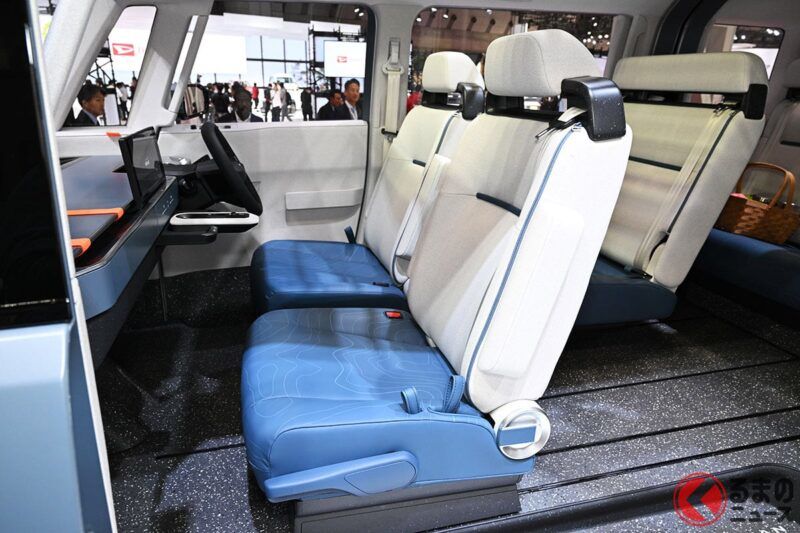 豐田全新「三排六人座SUV迷你車」是什麼樣的車？ 採用與「Noah／Voxy」相當的車身尺寸，配備「大開口滑門」與方正車身設計！ 「豐富座椅配置」以及藍色內裝也很吸睛的「Crossvan GEAR」再度受到矚目！