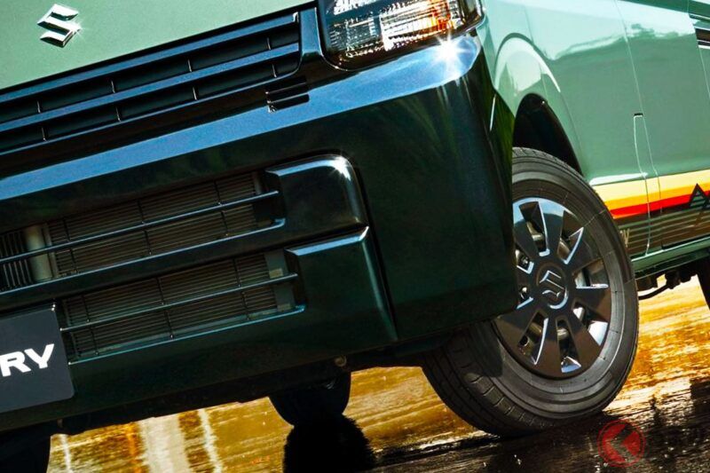 新車只要183萬日圓！ 鈴木推出全新「輕型商用廂型車」！ 搭載強勁「渦輪增壓引擎」並打造「超耐用」設計，採用前衛「創新外觀造型」！ 加上帥氣「黑色套件」的新款「Every J Limited」真是太厲害了！