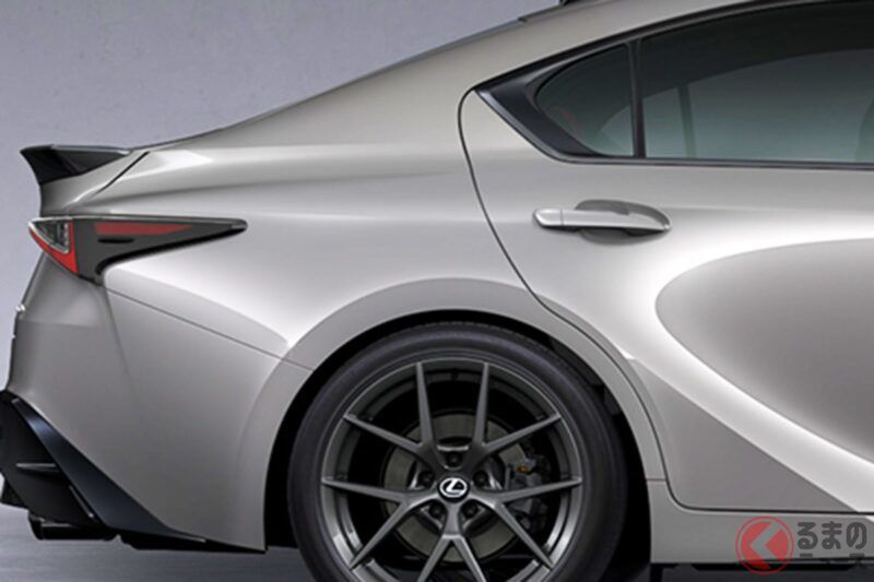 雷克薩斯新一代「FR運動房車」首次亮相引發熱烈回響！ 因「內外裝設計全面革新」，不少人表示「比以前更帥了！」 不過也有聲音指出「還是想要V8啊」，新款「IS」因大幅進化而受到高度關注！
