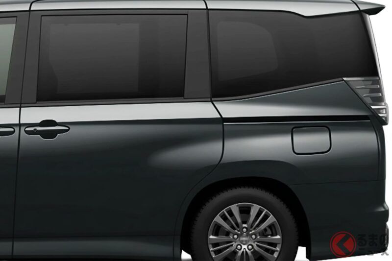 豐田全新「三排座位7人／8人座」迷你廂型車引起熱烈回響！ 即便比最頂級車型便宜97萬日圓，卻有不少人表示「配備更完整反而更有吸引力」！ 尤其是搭載「專屬空力套件」、擁有強烈存在感的最入門款「Voxy」更受到關注！