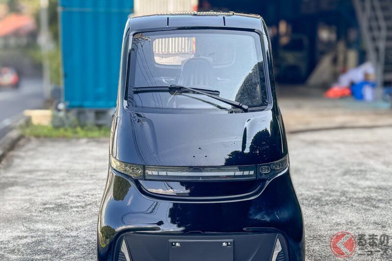 新車只要107萬日圓！單人座駕來了！ 全寬僅1.1公尺的超窄「創新小型車」登場！ 不僅有車門，還配備冷氣，舒適度爆表！ 免車檢的新型「EQV-TREK」太厲害了！