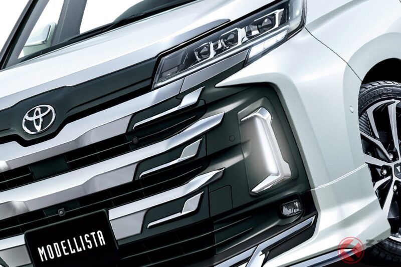 豐田「新款 Noah」正式發表！ 閃亮的鍍鉻水箱護罩與一字型 LED 尾燈搭配藍色發光的「後擾流板」超帥氣！ 車內也以藍光點亮的「創新改裝風格」究竟是什麼樣子呢？