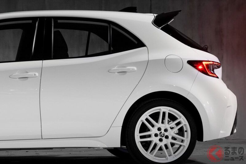 新車328萬日圓！豐田發表「全新卡羅拉FX」！ 搭載大型尾翼×白色鋁圈的復古舊車風設計超讚！ 睽違38年的「運動化車型」在加拿大登場！