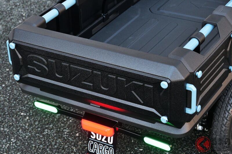 簡直像「迷你輕卡」！？ 鈴木推出的創新「單人乘坐」車型太厲害了！ 免駕照就能開，高齡者也剛剛好！ 超小型四輪車「Suzucargo」將在 JMS 2025 展出實車，還能現場試乘！