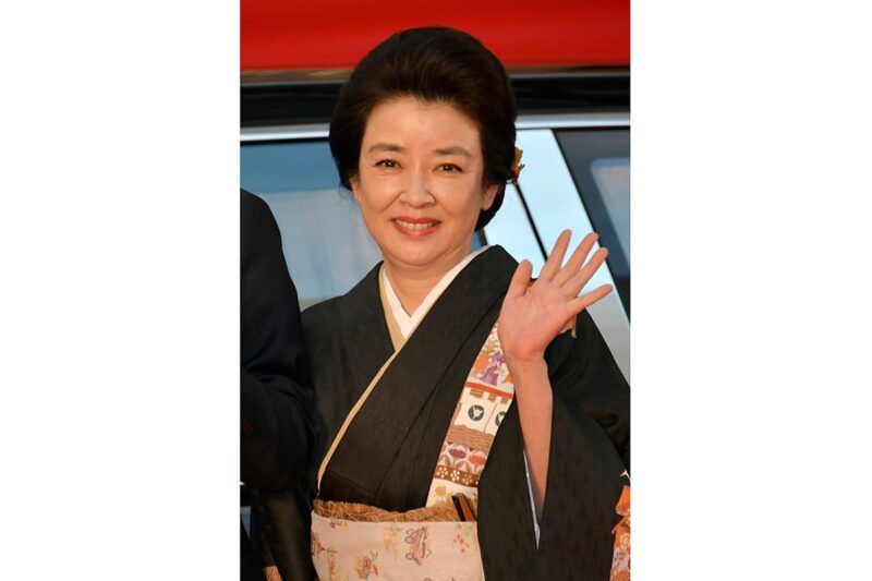 女演員「岸本加世子」公開自己的愛車「高級進口車」引發熱烈回響！ 她親自握方向盤的模樣，也讓網友驚呼「不是 Carina 嗎？」美麗耀眼的「賓士」吸引了眾人熱切注目