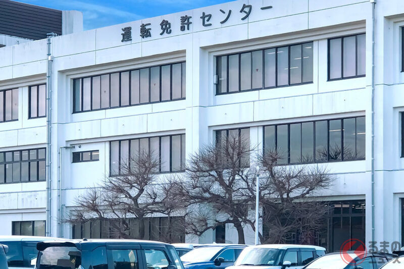 為什麼駕照中心會「遠到讓人懷疑是故意的」？不為人知的選址背後原因，以及位於郊區的合理理由