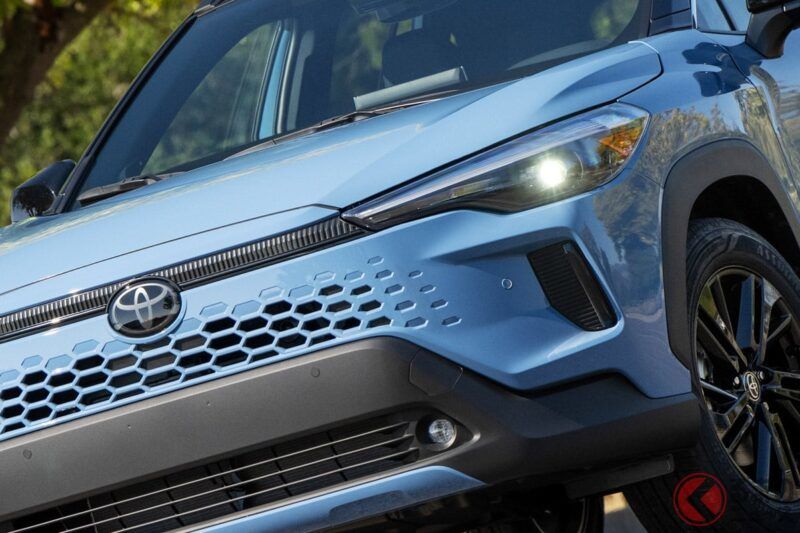 豐田發表「全新卡羅拉Cross」！ HEV車型新增採用與車身同色的「創新水箱罩」！ 推出全新藍色車色，也設定了類似馬自達「靈魂紅」的選項！ 最新美國版本有哪些改變呢？